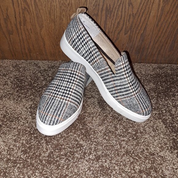 Adam Tucker By Me Too Farren Slip-On Sneaker - Picture 6 of 9